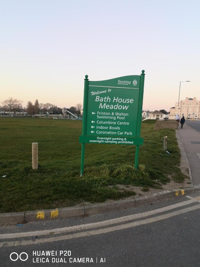 Lovely 2-Bed Caravan In Walton On The Naze Ngoại thất bức ảnh