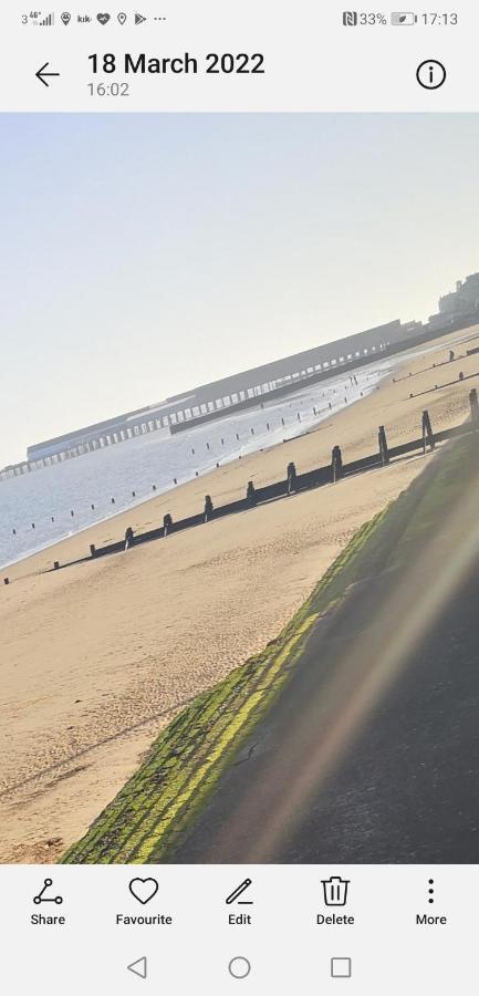 Lovely 2-Bed Caravan In Walton On The Naze Ngoại thất bức ảnh