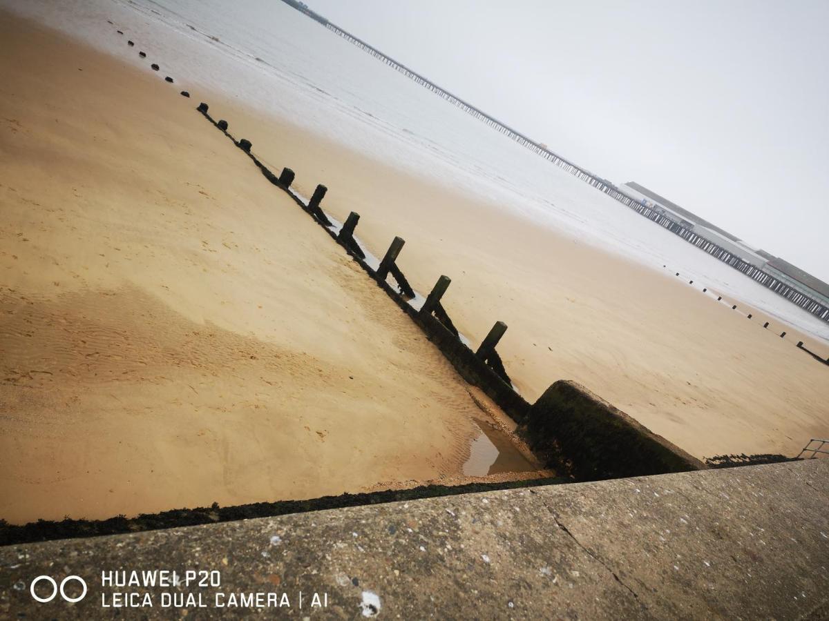 Lovely 2-Bed Caravan In Walton On The Naze Ngoại thất bức ảnh
