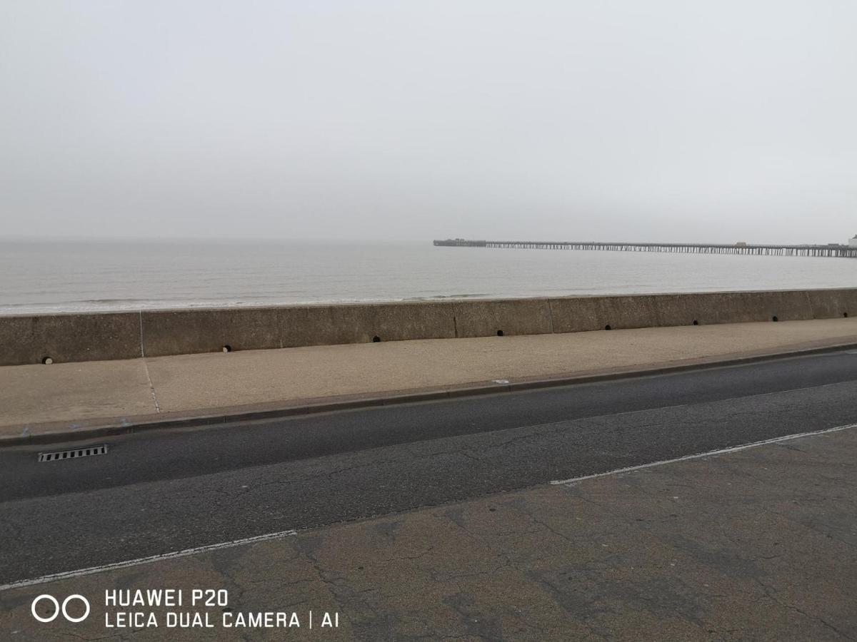 Lovely 2-Bed Caravan In Walton On The Naze Ngoại thất bức ảnh