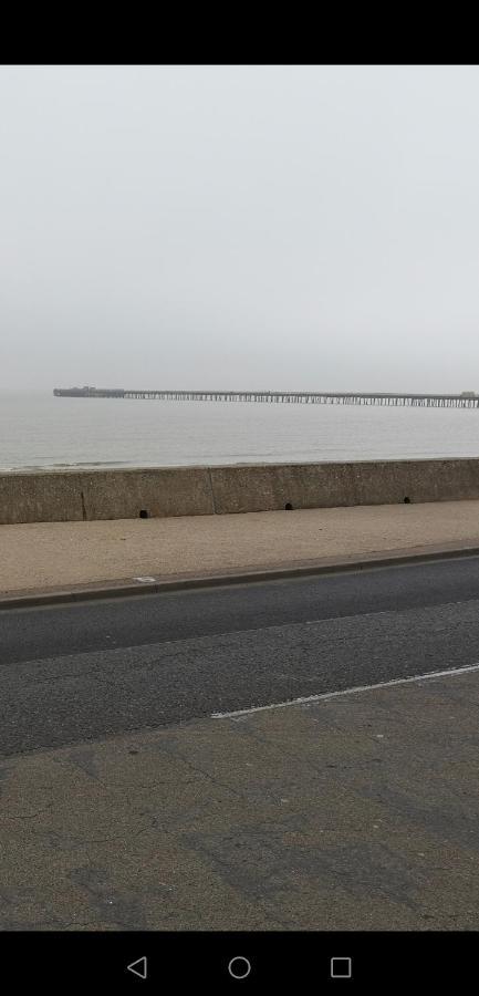 Lovely 2-Bed Caravan In Walton On The Naze Ngoại thất bức ảnh