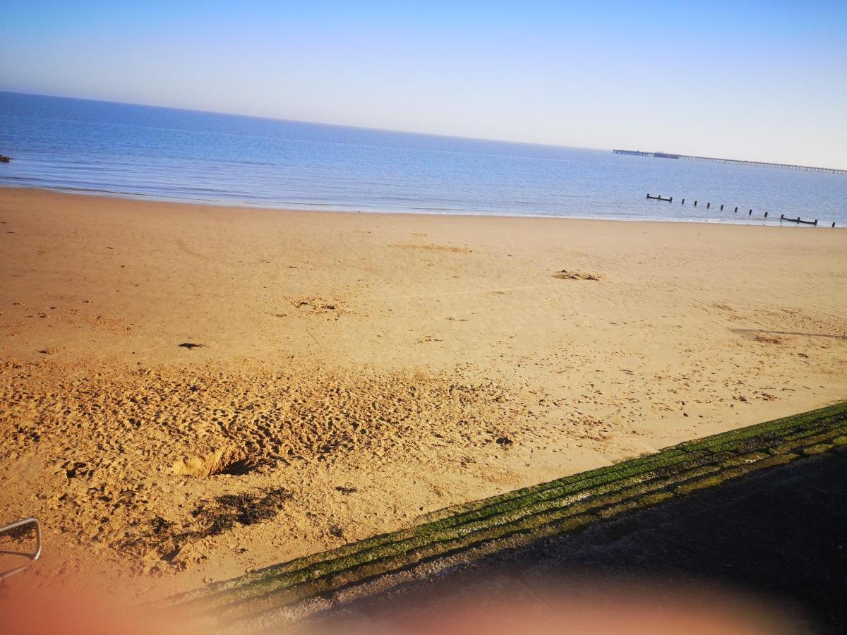Lovely 2-Bed Caravan In Walton On The Naze Ngoại thất bức ảnh