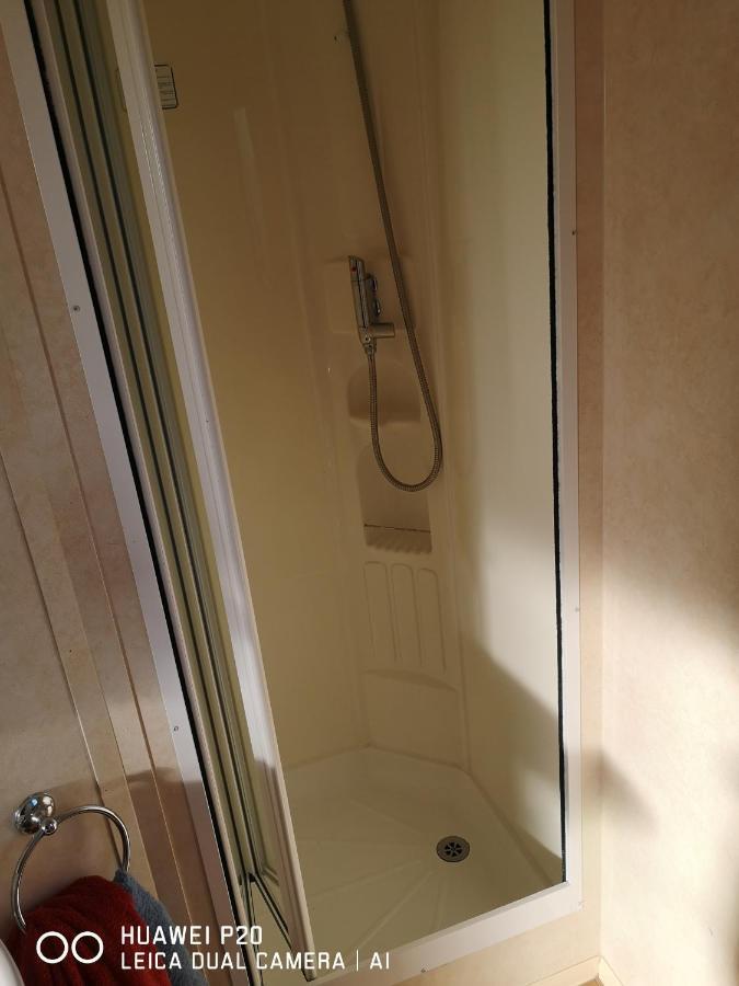 Lovely 2-Bed Caravan In Walton On The Naze Ngoại thất bức ảnh