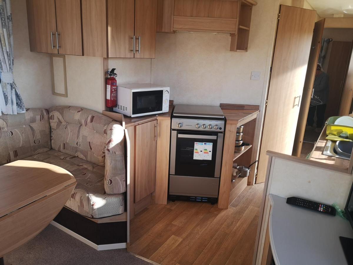 Lovely 2-Bed Caravan In Walton On The Naze Ngoại thất bức ảnh