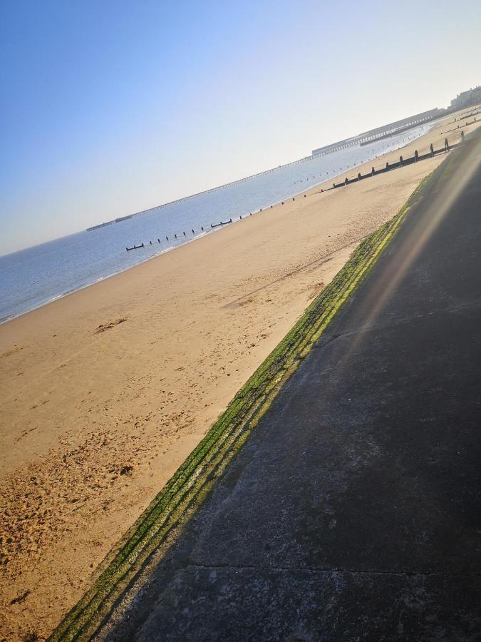 Lovely 2-Bed Caravan In Walton On The Naze Ngoại thất bức ảnh