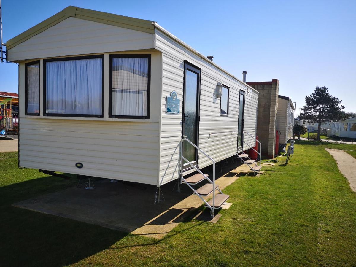 Lovely 2-Bed Caravan In Walton On The Naze Ngoại thất bức ảnh