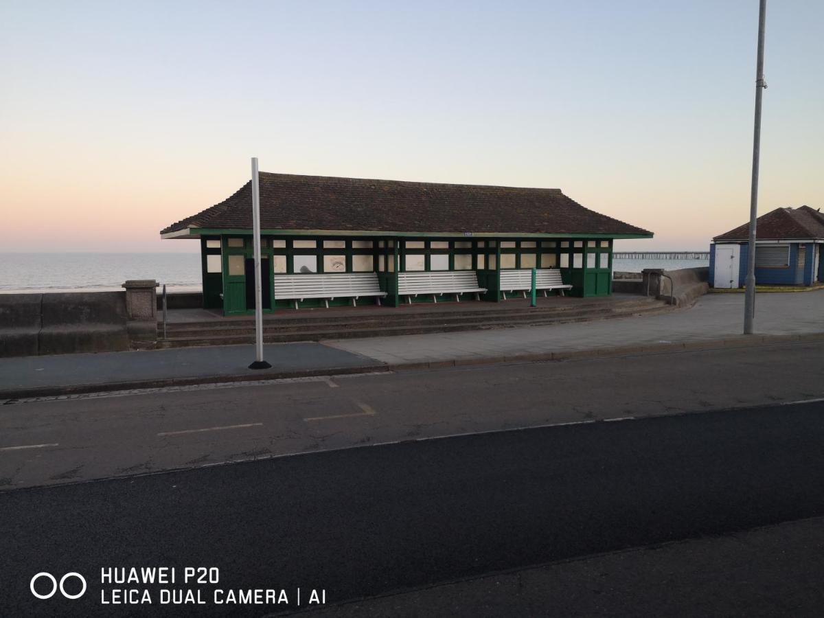Lovely 2-Bed Caravan In Walton On The Naze Ngoại thất bức ảnh