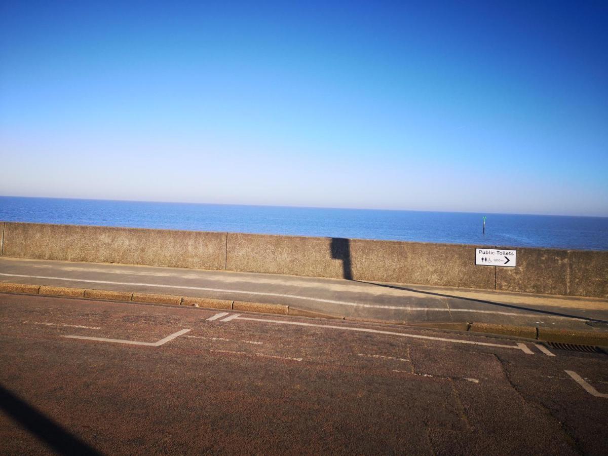 Lovely 2-Bed Caravan In Walton On The Naze Ngoại thất bức ảnh