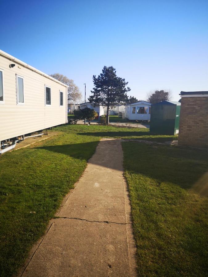 Lovely 2-Bed Caravan In Walton On The Naze Ngoại thất bức ảnh